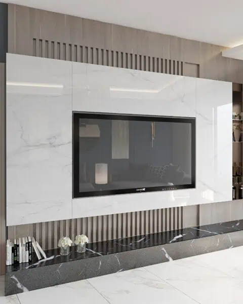 Akasya Koru Evleri salon tasarımında mermer TV ünitesi ve çıtalı arka panel