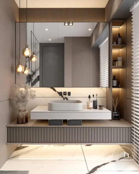 Büyükhanlı Residence ebeveyn banyo tasarımı lavabo ünitesi, ayna dolap ve fluted panel