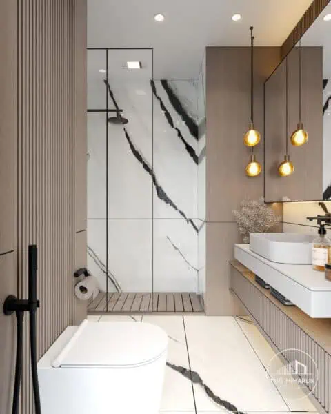 ebeveyn banyo tasarımı siyah profilli duşakabin, Calacatta desen seramik ve niş raf aydınlatma