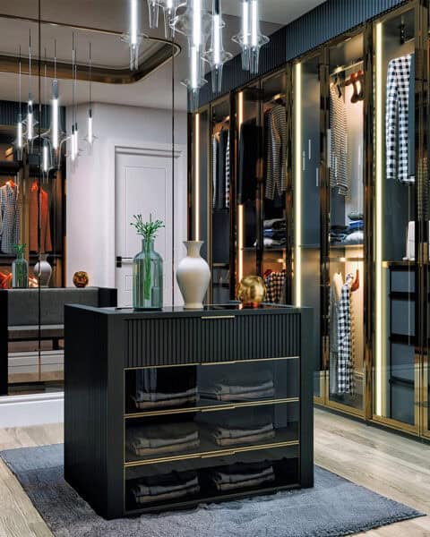 İskenderun giyinme odası tasarımı cam kapaklı bronz çerçeveli dolap ve orta ada