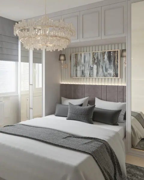 Ataşehir açık renk yatak odası tasarımı, klasik kapak çerçeveleri ve yumuşak gri başlık duvarı