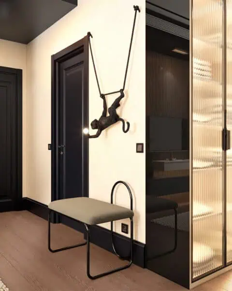 Çubuklu Vadi Evleri yatak odasında siyah kapı, dekoratif duvar heykeli ve cam bölme detayı