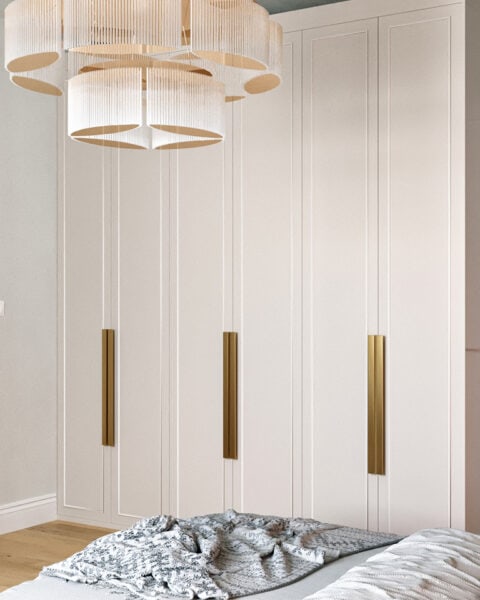 Florya yatak odasında açık renkli dolap kapakları ve uzun metal kulp detayları