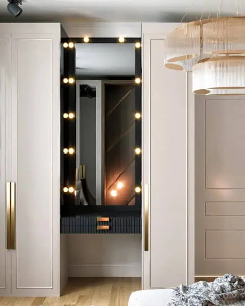 Florya yatak odasında aydınlatmalı makyaj masası ve bütünleşik dolap yerleşimi