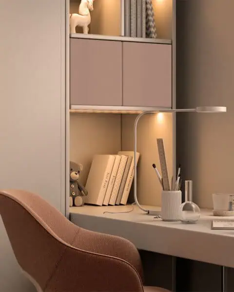 Göktürk genç odası Çalışma masası detayı - tuğ mimarlık Göktürk genç odasında çalışma masası, açık raf ve pudra renk detaylarıyla modern çalışma bölümü