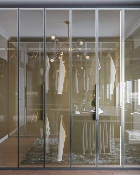 Kadıköy giyinme odası dolap sistemi - tuğ mimarlık Kadıköy giyinme odası projesinde tavana kadar uzanan cam kapaklı dolap sistemi