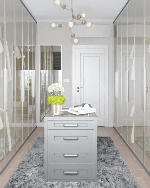 Kadıköy giyinme odası genel görünüm - tuğ mimarlık Kadıköy giyinme odası projesinde karşılıklı cam kapaklı dolaplar ve orta ada çekmece ünitesi