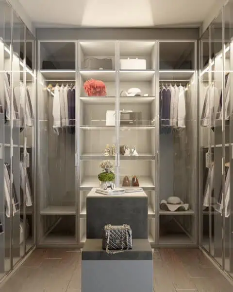 Kalamış tarzı ada üniteli modern giyinme odası, karşılıklı cam kapaklı dolaplar ve ortada çekmeceli aksesuar ünitesi