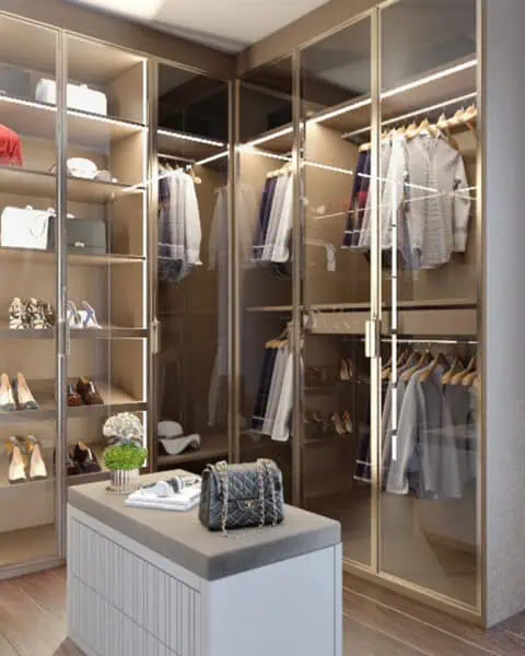 Kalamış cam kapaklı giyinme odasında bronz çerçeveli dolaplar ve ada ünite köşe görünümü