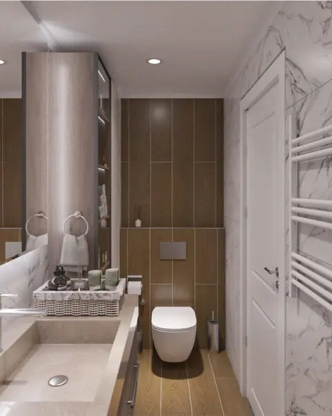 Küçükyalı banyo tasarımında klozet, ahşap duvar yüzeyi, havlupan ve mermer seramik görünümü