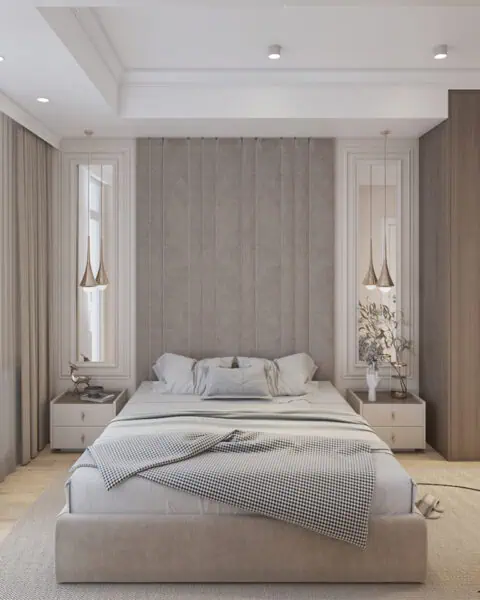 Küçükyalı yatak odasında dikey kumaş yatak başlığı, komodinler, sarkıt lambalar ve ahşap gardırop tasarlandı