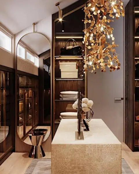 Suadiye giyinme odası dolap detayı - tuğ mimarlık Suadiye giyinme odasında cam kapaklı dolap ve raf sisteminin yan görünümü