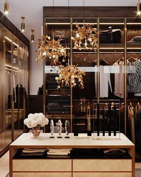 Suadiye giyinme odası orta ada - tuğ mimarlık Suadiye giyinme odasında orta ada ve cam kapaklı dolap tasarımı