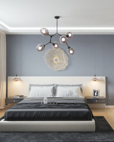 Suadiye yatak odasında başucu sarkıt aydınlatma, geniş yatak yerleşimi ve gri duvarla modern tasarım